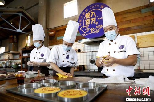 中国侨网图为杨小明带领徒弟手工制作闽南大月饼。　李思源　摄
