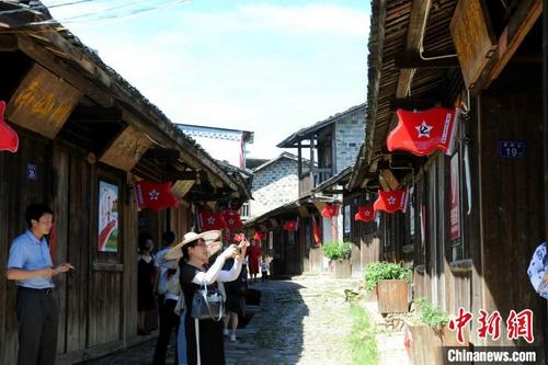中国侨网游客参观长汀县南山镇中复村“红军街”。 龚雯 摄