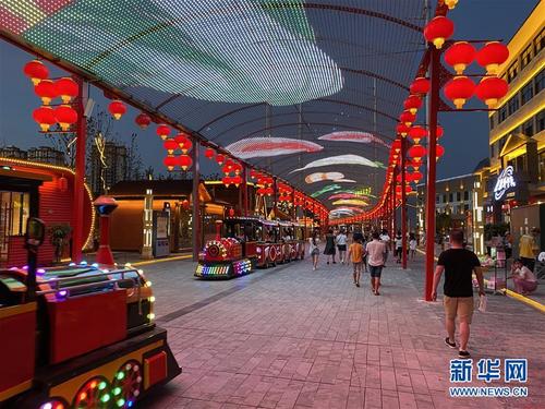 中国侨网夜幕下的铜仁金街（8月4日摄）。（新华社记者/向定杰 摄）