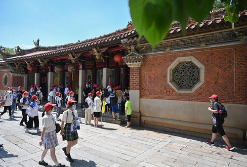 中国侨网福建沙县的学生研学团正在参观五店市传统街区内的闽南红砖古厝。新华社记者 宋为伟 摄