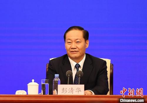 中国侨网彭清华答记者问。 安源 摄