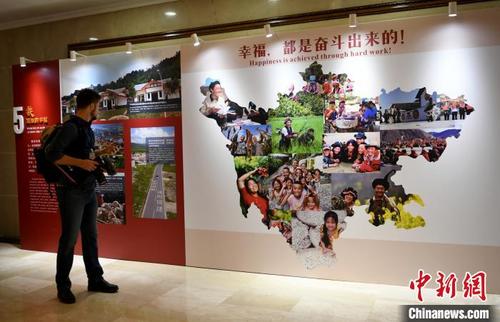 中国侨网参加发布会的记者参观展览。　安源　摄