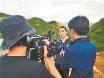 中国侨网金阳县委常委、副县长南策炳在接受采访。