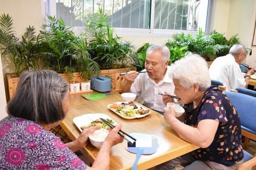 中国侨网青田老人在居家养老管理服务中心就餐