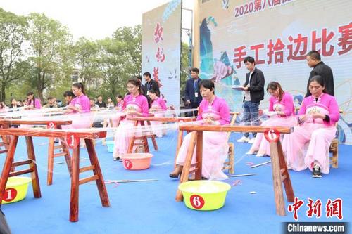 中国侨网现场开展的渔网手工编织比赛。　汪圆圆　摄