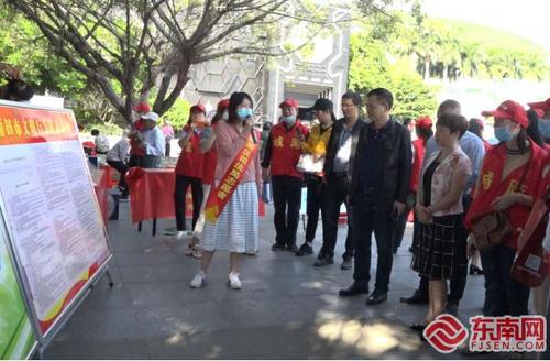 中国侨网城厢区司法局志愿者讲解《条例》内容。