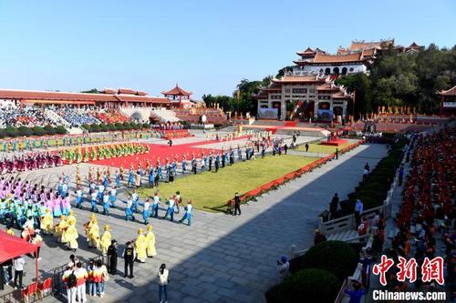 中国侨网图为祭典仪式在妈祖天后广场举行。　王东明　摄
