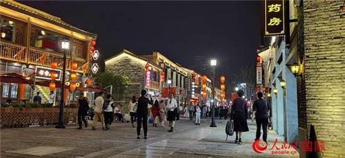 中国侨网夜晚的古街热闹非凡。邓洁摄
