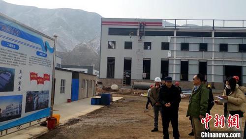 中国侨网采访团现场了解轻工产业园项目建设进展。　杨伏山　摄