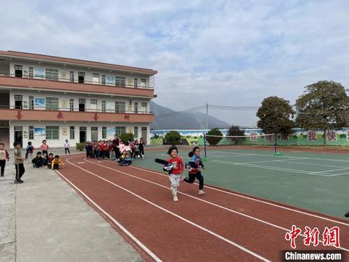 中国侨网双寨村孩子们正在操场上体育课　蔡敏婕　摄