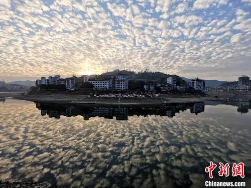 中国侨网12月22日在从江县丙妹镇拍摄到的“鱼鳞云”景观。 吴德军 摄