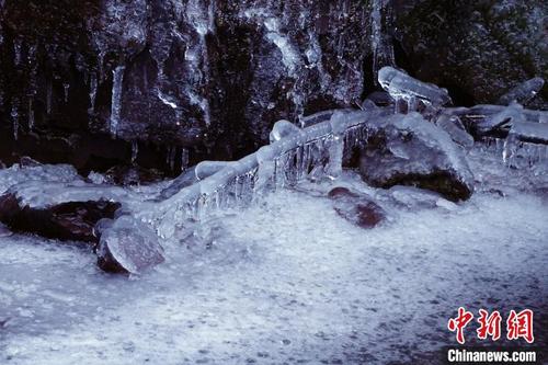 中国侨网图为红岩瀑布附近的冰块晶莹透亮。　林宗义（通讯员）　摄