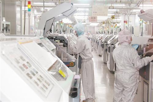 中国侨网春节期间江门市江星电子设备有限公司生产线一直保持开工状态。