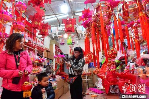 中国侨网图为市民在花灯店选购福州老艺人制作的纯手工花灯。　张斌　摄