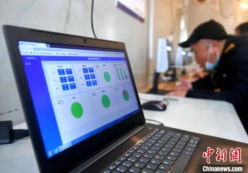中国侨网图为公交司机上岗前的健康测试。　吕明　摄