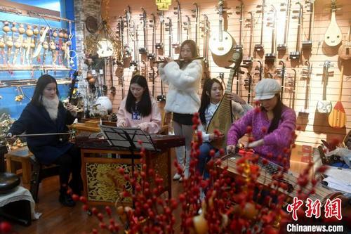 中国侨网女子乐坊成员正在排练。　吕明　摄