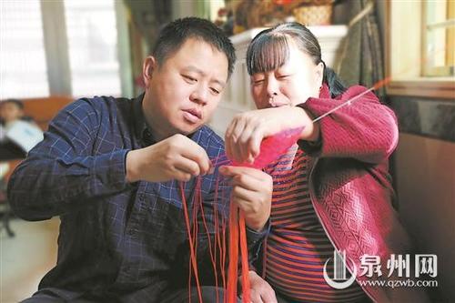 中国侨网王玉华手把手传授编织技艺