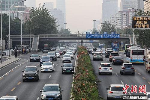 中国侨网资料图:北京东三环车流。中新社记者 蒋启明 摄