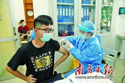 中国侨网暨南大学港澳籍学生在学校接种疫苗。受访者供图