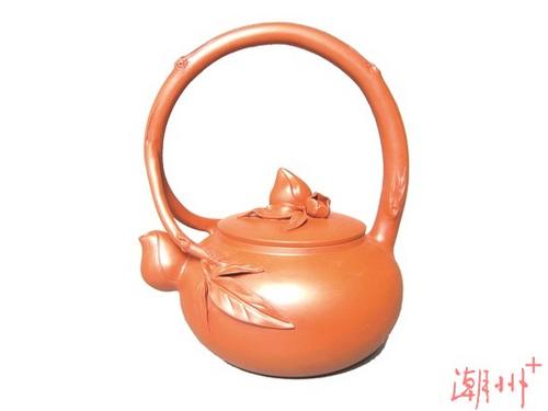 中国侨网文/图 吴敬亮创作的《提梁寿桃壶》。