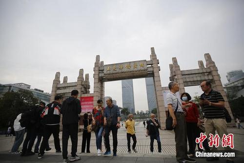 中国侨网图为广东江门五邑华侨广场，是这座城市的地标之一。王骏 摄