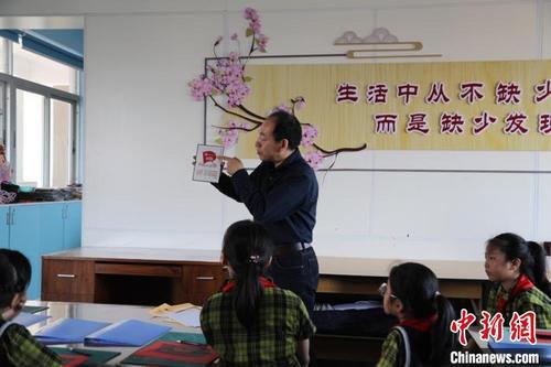 中国侨网泉州市工艺美术大师吕照明在小学课堂上讲述“南湖红船”的故事。 施远圻　摄