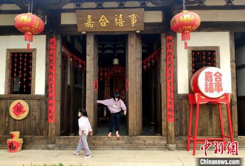 中国侨网图为游客在福州梁厝历史文化街区游览。　吕明　摄