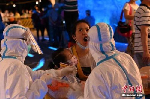 中国侨网5月27日，广东省广州市，市民在海珠广场临时核酸检测点做核酸检测。 中新社记者 陈楚红 摄