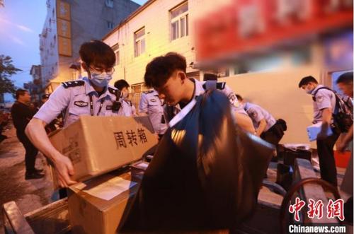 中国侨网北京警方破获兜售假冒知名品牌化妆品案。　北京警方供图