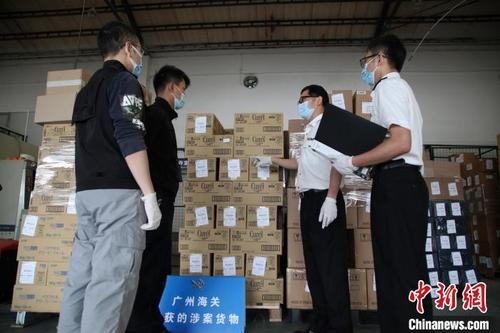 中国侨网图为海关关员向缉私警察移交涉案货物。关悦　摄