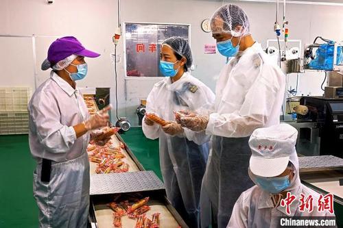 中国侨网泉州海关晋江办关员在1家出口食品生产企业核查其食品安全卫生管理体系运行情况。　王良填　摄