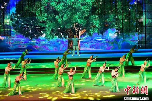 中国侨网图为7月21日晚，史诗音乐剧《茶道：一叶乾坤》在福建大剧院上演。　张斌　摄