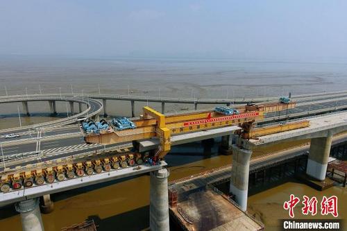 中国侨网    7月30日，新建福厦铁路7标晋江制梁场所承担的泉州湾特大桥最后一榀箱梁成功架设。　张伟　摄