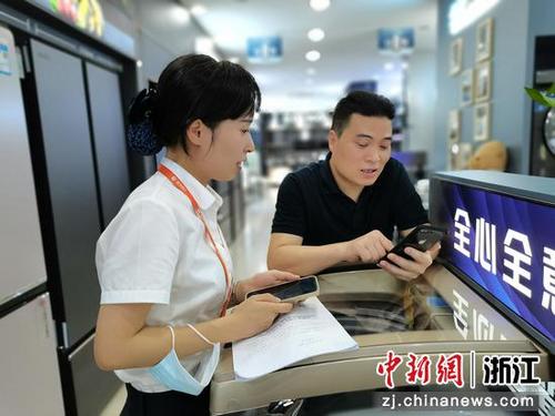 中国侨网温州银行工作人员在为客户服务。温州银行 供图