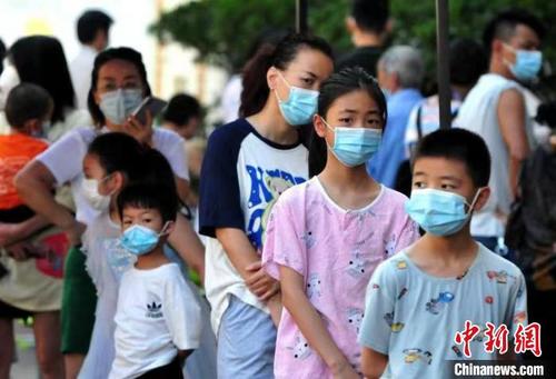 中国侨网9月13日，仙游县，孩子们在排队做核酸检测。　张斌　摄