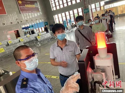 中国侨网10月8日，仙游火车站暂停27天后重启，旅客们排队检票。　蔡晨晖　摄