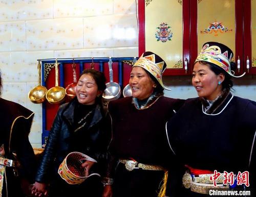 中国侨网  图为除夕之夜，藏族阿佳唱起祝酒歌。　冉文娟　摄