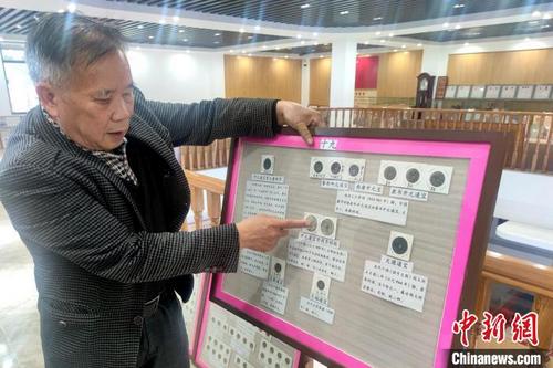 中国侨网福建泉州七旬老者陈清雄收藏了上千种不同时期的古钱币。 吴冠标 摄