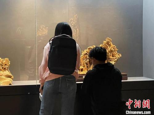 浙江“守艺人”复刻四大名著“名场面” 用木雕传播文化