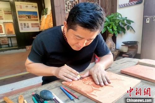 中国侨网闽南砖雕手艺人伍建东在创作中。　吴冠标　摄