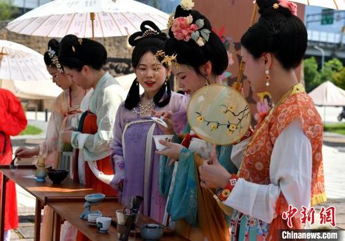中国侨网图为汉服少女展示茶艺。　吕明　摄