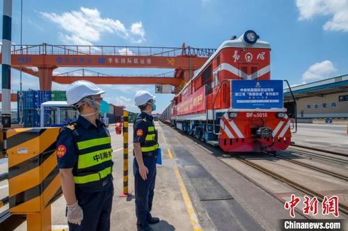 中国侨网整列采用“铁路快速通关”的模式办理的中老铁路国际货运列车启程。　胡肖飞　摄