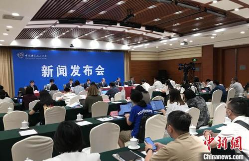 中国侨网中国科协在北京举行新闻发布会宣布，2022年世界新能源汽车大会将于8月25日至28日在海南海口举办。　中国科协 供图