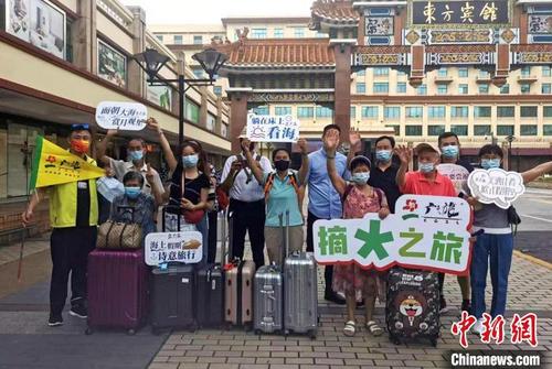 中国侨网广州市民启程赴深圳参加游轮旅游　程景伟　摄