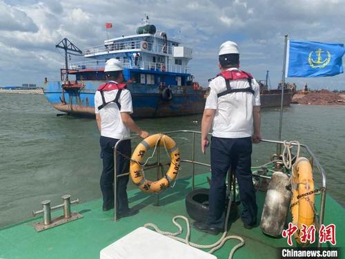 中国侨网图为海事部门现场组织船舶防台工作。　蒋瑞卿　摄