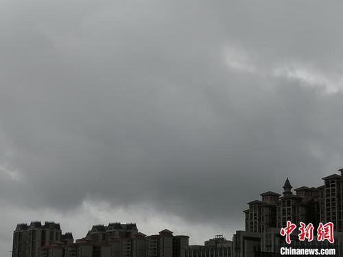 中国侨网茂名城区黑云压顶　梁盛　摄