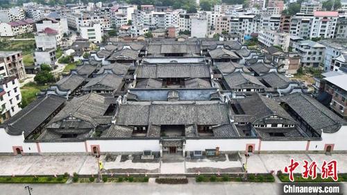 中国侨网宏琳厝建于清乾隆年间至今有二百年历史，占地面积17832平方米，共有大小厅堂35间、住房666间。　蒋祖德 摄