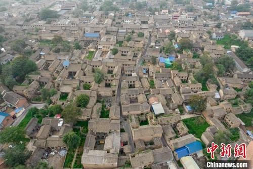 中国侨网无人机航拍拥有2600余年历史的大阳古镇。　韦亮 摄