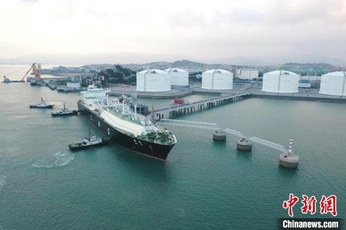 中国侨网莆田边检站完成液化天然气进口第600船接卸监护，自2003年累计接卸近3700万吨液化天燃气。　吴志　摄