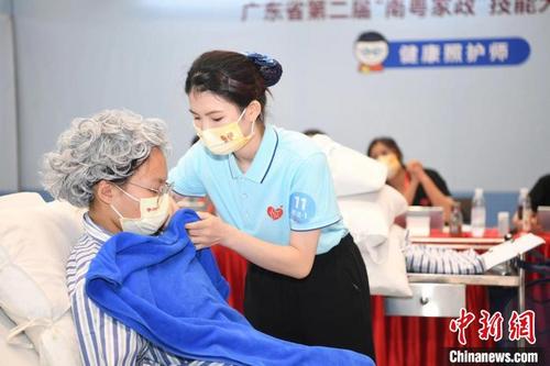 中国侨网健康照护师项目比赛现场　杨兴乐　摄